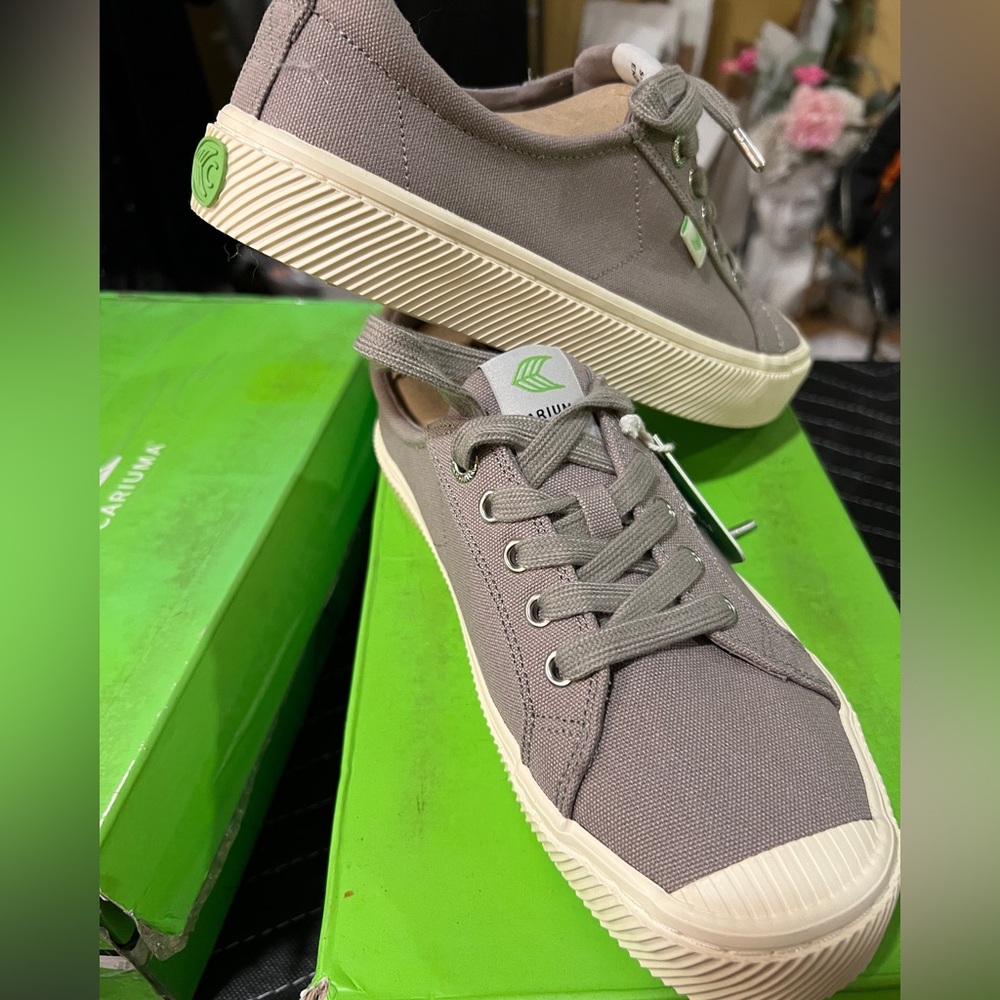 Cariuma Canvas Oca in Mystic Gray
Unisex. Women 8.5 Men 7 🌸 New in Box